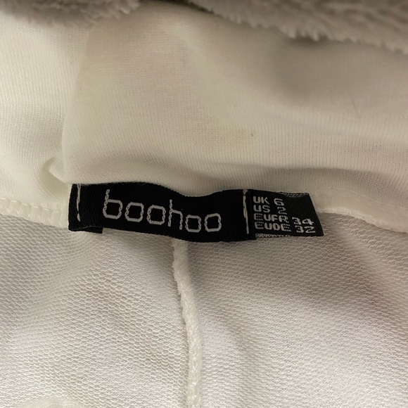 Mid-length Shorts - Picture 3 of 3